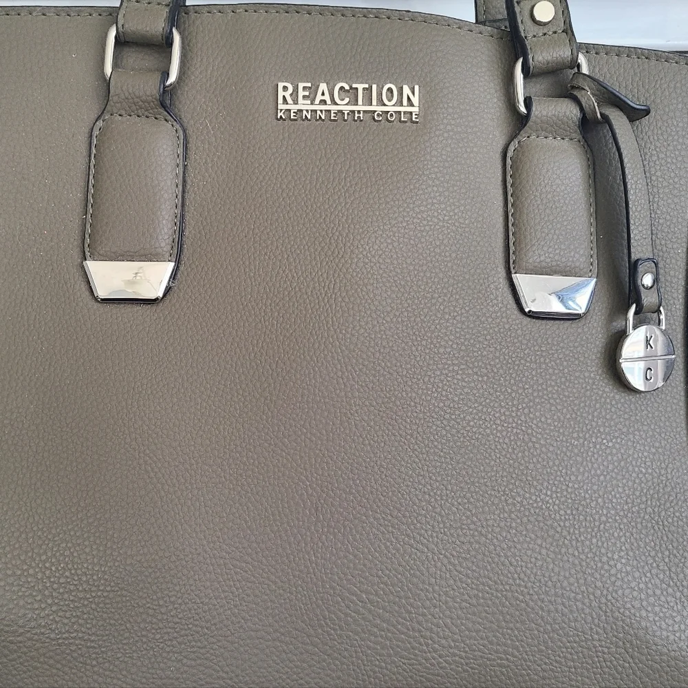 Kenneth Cole Reaction olive purse - Picture 4 of 4